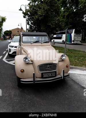 Italien, Rimini, 12. juni 2024 - Retro Citroen Parken in der italienischen Stadt Stockfoto