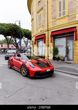 Italien, Rimini, 12. juni 2024 – Vorderansicht roter Porsche GT3 RS in italienischer Stadt Stockfoto