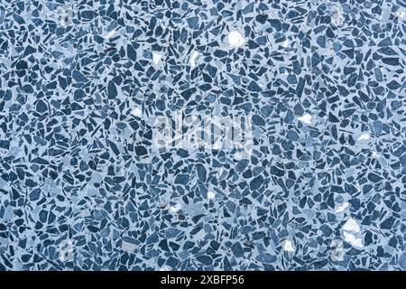 Draufsicht auf den Hintergrund des blauen Terrazzo-Bodenmusters. Blau polierter Betonboden mit Granitstein. Stockfoto