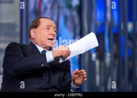 Roma, Italien. Mai 2015. Foto Roberto Monaldo/LaPresse 26-05-2015 Borgo La Bagnaia (Siena) Politica Trasmissione tv 'Porta a Porta' Nella foto Silvio Berlusconi Foto Roberto Monaldo/LaPresse 26-05-2015 Rom (Italien) TV-Programm 'Porta a Porta' im Foto Silvio Berlusconi Credit: LaPresse/Alamy Live News Stockfoto