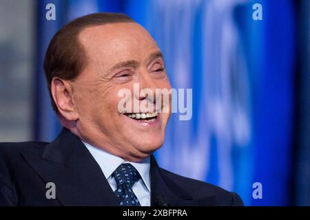 Roma, Italien. Mai 2015. Foto Roberto Monaldo/LaPresse26-05-2015 Borgo La Bagnaia (Siena) Politica Trasmissione tv 'Porta a Porta' Nella foto Silvio Berlusconi Foto Roberto Monaldo/LaPresse 26-05-2015 Rom (Italien) Fernsehsendung 'Porta a a Porta' im Foto Silvio Berlusconi Credit: LaPresse/Alamy Live News Stockfoto