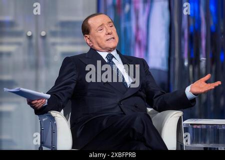 Roma, Italien. Mai 2015. Foto Roberto Monaldo/LaPresse 26-05-2015 Borgo La Bagnaia (Siena) Politica Trasmissione tv 'Porta a Porta' Nella foto Silvio Berlusconi Foto Roberto Monaldo/LaPresse 26-05-2015 Rom (Italien) TV-Programm 'Porta a Porta' im Foto Silvio Berlusconi Credit: LaPresse/Alamy Live News Stockfoto