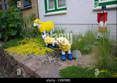 Flensburg, Schleswig-Holstein Skulpturen in Form von Schafen und Lämmer vor Gebäude in der Sankt-Jürgen-Straße, im Stadtteil Jürgensby dänisch: Jorgensby Sonderjysk: Jornsby Petuh und niederdeutsch Jürnsby, hier im Kapitänsviertel oder auch Gängeviertel genannt. Aufnahme vom 02.06.2024, Flensburg-Jürgensby *** Flensburg, Schleswig Holstein Skulpturen in Form von Schafen und Lämmern vor Gebäuden in der Sankt Jürgen Straße, im Stadtteil Jürgensby Dänisch Jorgensby Sonderjysk Jornsby Petuh und Niederdeutsch Jürnsby , hier im Kapitänsviertel oder auch Gängeviertel genannt Foto vom 02 06 Stockfoto