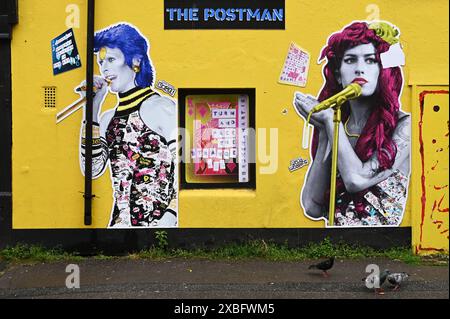 Music Emporium, Gebäude mit Bildern von David Bowie, und Amy Whitehouse, North Laine, Brighton, England *** Music Emporium, Gebäude mit Bildern von David Bowie, und Amy Whitehouse, North Laine, Brighton, England Stockfoto