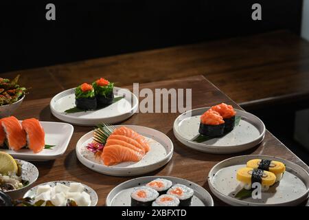 Verschiedene traditionelle japanische Gerichte auf rustikalem Holzhintergrund Stockfoto