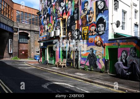 Pub The Prince Albert mit Graffitis von verstorbenen Musikern, North Laine, Brighton, England *** Pub The Prince Albert mit Graffiti verstorbener Musiker, North Laine, Brighton, England Stockfoto