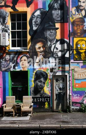 Pub The Prince Albert mit Graffitis von verstorbenen Musikern, North Laine, Brighton, England *** Pub The Prince Albert mit Graffiti verstorbener Musiker, North Laine, Brighton, England Stockfoto