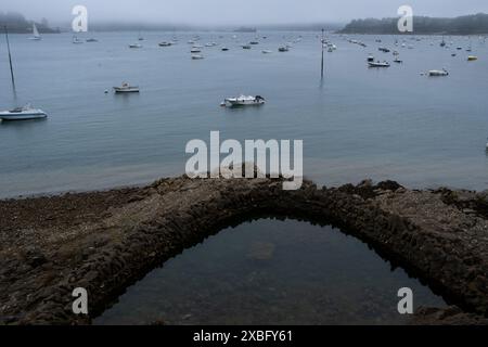 Der Strand von Prieure und der Yachthafen Dinard im Departement Ille et Vilaine in der Bretagne in Frankreich am 27. Mai 2022. La plage du Prieure et le po Stockfoto