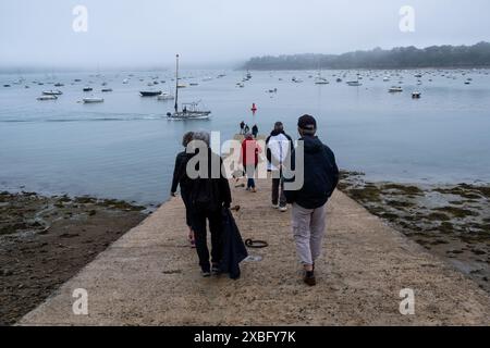 Der Strand von Prieure und der Yachthafen Dinard im Departement Ille et Vilaine in der Bretagne in Frankreich am 27. Mai 2022. La plage du Prieure et le po Stockfoto