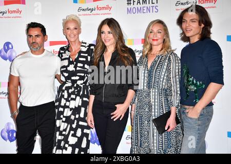 Mattia Dessi, Brigitte Nielsen, Elizabeth Hurley, Elisabeth Röhm und Damian Hurley bei der Ernsting’s Family Fashion Show 2024 im Hotel Atlantic. Hamburg, 11.06.2024 *** Mattia Dessi, Brigitte Nielsen, Elizabeth Hurley, Elisabeth Röhm und Damian Hurley bei der Ernsting s Family Fashion Show 2024 im Hotel Atlantic Hamburg, 11 06 2024 Foto:Xn.xKubelkax/xFuturexImagex enrstings 4843 20240612 Stockfoto