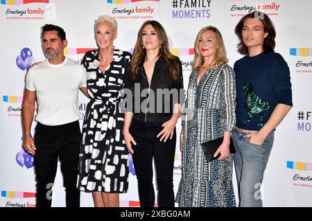 Mattia Dessi, Brigitte Nielsen, Elizabeth Hurley, Elisabeth Röhm und Damian Hurley bei der Ernsting’s Family Fashion Show 2024 im Hotel Atlantic. Hamburg, 11.06.2024 *** Mattia Dessi, Brigitte Nielsen, Elizabeth Hurley, Elisabeth Röhm und Damian Hurley bei der Ernsting s Family Fashion Show 2024 im Hotel Atlantic Hamburg, 11 06 2024 Foto:Xn.xKubelkax/xFuturexImagex enrstings 4841 20240612 Stockfoto