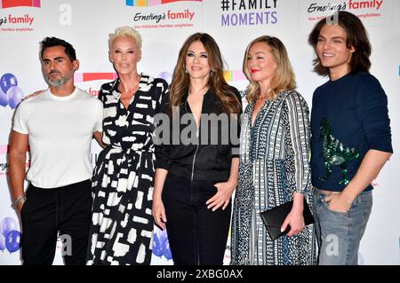 Mattia Dessi, Brigitte Nielsen, Elizabeth Hurley, Elisabeth Röhm und Damian Hurley bei der Ernsting’s Family Fashion Show 2024 im Hotel Atlantic. Hamburg, 11.06.2024 *** Mattia Dessi, Brigitte Nielsen, Elizabeth Hurley, Elisabeth Röhm und Damian Hurley bei der Ernsting s Family Fashion Show 2024 im Hotel Atlantic Hamburg, 11 06 2024 Foto:Xn.xKubelkax/xFuturexImagex enrstings 4844 20240612 Stockfoto