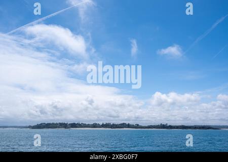 Blick auf die Halbinsel Saint-Jacut-de-la-mer und den Ebihens-Archipel von einer touristischen Bootstour der Compagnie Corsaire an der Smaragdküste in der Cote Stockfoto