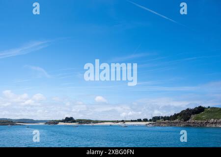 Blick auf die Halbinsel Saint-Jacut-de-la-mer und den Ebihens-Archipel von einer touristischen Bootstour der Compagnie Corsaire an der Smaragdküste in der Cote Stockfoto