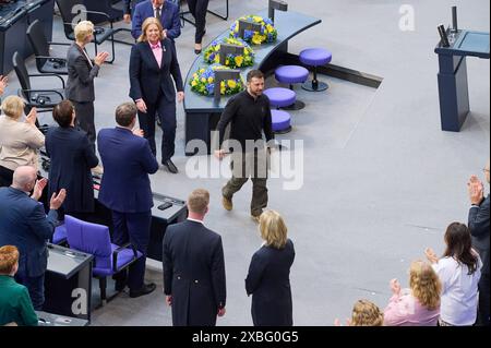 Der ukrainische Praesident Wolodymyr Selenskyj Foto Mitte spricht am Dienstag 11.06.2024 zu den Abgeordneten bei der Sondersitzung des Bundestags in Berlin Foto: Selenskyj verlaesst den Sitzungssaal. Es ist Selenskyjs zweiter offizieller Deutschlandbesuch in diesem Jahr. Die Initiative, Selenskyj im Bundestag sprechen zu lassen, geht auf den Gruenenabgeordneten Robin Wagener zurueck. Wagener ist Vorsitzender der deutsch-ukrainischen Parlamentariergruppe. Seit dem Ueberfall Russlands auf die Ukraine war er mehrfach in dem Kriegsland und wirbt immer wieder für mehr militaerische Hilfe für Kiew Stockfoto