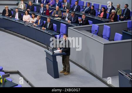 Der ukrainische Praesident Wolodymyr Selenskyj Foto spricht am Dienstag 11.06.2024 zu den Abgeordneten bei der Sondersitzung des Bundestags in Berlin. Es ist Selenskyjs zweiter offizieller Deutschlandbesuch in diesem Jahr. Die Initiative, Selenskyj im Bundestag sprechen zu lassen, geht auf den Gruenenabgeordneten Robin Wagener zurueck. Wagener ist Vorsitzender der deutsch-ukrainischen Parlamentariergruppe. Seit dem Ueberfall Russlands auf die Ukraine war er mehrfach in dem Kriegsland und wirbt immer wieder für mehr militaerische Hilfe für Kiew. NUR REDAKTIONELLE VERWENDUNG *** ukrainischer Präsident Volo Stockfoto