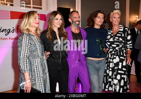 Elisabeth Röhm, Elizabeth Hurley, Marcello Concilio, Damian Hurley und Brigitte Nielsen bei der Ernsting’s Family Fashion Show 2024 im Hotel Atlantic. Hamburg, 11.06.2024 *** Elisabeth Röhm, Elizabeth Hurley, Marcello Concilio, Damian Hurley und Brigitte Nielsen bei der Ernsting s Family Fashion Show 2024 im Hotel Atlantic Hamburg, 11 06 2024 Foto:Xn.xKubelkax/xFuturexImagex enrstings 4890 20240612 Stockfoto