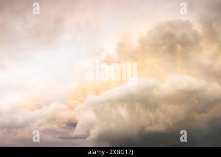 Cumulonimbus-Sturmwolken in einem dramatischen stürmischen Himmel während des Tages. Ideal für Wetter-, Klima- oder Umgebungsbedingungen Stockfoto