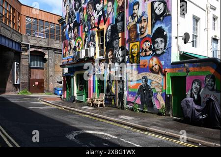 Der Prince Albert Pub mit Graffiti verstorbener Musiker, North Laine, Brighton, England Stockfoto