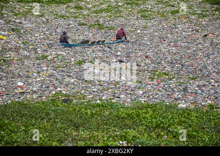 Bewohner, die Holzboote benutzen, beseitigen Plastikmüll, der sich am 12. Juni 2024 im Citarum River in Batujajar, West Bandung Regency, West Java, Indonesien angesiedelt hat. Auf der Grundlage des Umwelt- und Hygienedienstes der Provinz West Java, Aufzeichnungen über Abfälle, die seit Freitag, dem 7. Juni 2024 im Gebiet des Citarum Batujajar im Fluss stecken geblieben sind, die 3 Kilometer lange und 60 Meter breite Menge an Kunststoffabfällen könnte schätzungsweise mehr als 100 Tonnen erreichen. (Foto: Dimas Rachmatsyah/SIPA USA) Stockfoto