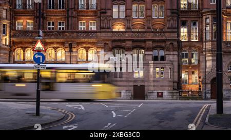 Die Straßenbahn Fährt Am Midland Hotel Vorbei Stockfoto