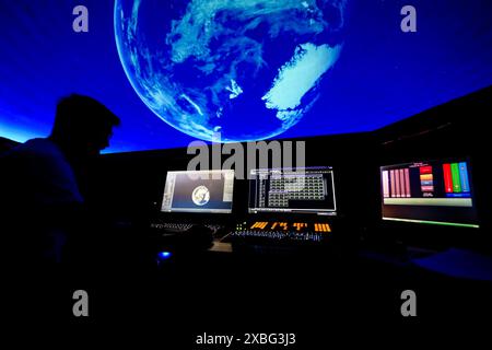 Das Planetarium feierte seine Eröffnung vor 60 Jahren am 20. Juni 1964. Foto am Montag, 27. Mai 2024. Die Erde anlässlich einer Demonstration - 20240527 PD13311 Credit: APA-PictureDesk/Alamy Live News Stockfoto