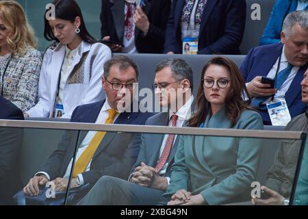 Der ukrainische Praesident Wolodymyr Selenskyj spricht am Dienstag 11.06.2024 zu den Abgeordneten bei der Sondersitzung des Bundestags in Berlin. Foto v.l.: Der Ukrainische Botschafter in Deutschland, Oleksij Makejew der Ukrainische Aussenminister Dmytro Kuleba und Yulia Svyrydenko, Vizepremierministerin der Ukraine und Ministerin für Wirtschaftsentwicklung und Handel, auf der Besuchertribuehne. Es ist Selenskyjs zweiter offizieller Deutschlandbesuch in diesem Jahr. Die Initiative, Selenskyj im Bundestag sprechen zu lassen, geht auf den Gruenenabgeordneten Robin Wagener zurueck. Wagener ist V Stockfoto