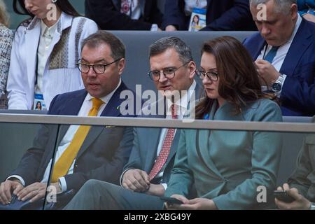 Der ukrainische Praesident Wolodymyr Selenskyj spricht am Dienstag 11.06.2024 zu den Abgeordneten bei der Sondersitzung des Bundestags in Berlin. Foto v.l.: Der Ukrainische Botschafter in Deutschland, Oleksij Makejew der Ukrainische Aussenminister Dmytro Kuleba und Yulia Svyrydenko, Vizepremierministerin der Ukraine und Ministerin für Wirtschaftsentwicklung und Handel, auf der Besuchertribuehne. Es ist Selenskyjs zweiter offizieller Deutschlandbesuch in diesem Jahr. Die Initiative, Selenskyj im Bundestag sprechen zu lassen, geht auf den Gruenenabgeordneten Robin Wagener zurueck. Wagener ist V Stockfoto