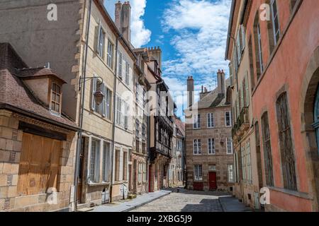Farbenfrohe Fassaden alter Häuser in einer Straße von Moulins, Frankreich, historische Stadt im französischen Departement Allier, in der Region Auvergne Stockfoto