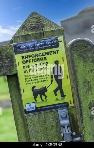 Ein Schild über Hundefouling mit der Aufschrift "Vollzugsbeamte arbeiten in diesem Bereich", Stafford, England, Vereinigtes Königreich Stockfoto