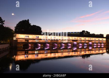 Barrage Vauban oder Vauban Dam Brücke bei Nacht in Straßburg, Frankreich. Stockfoto