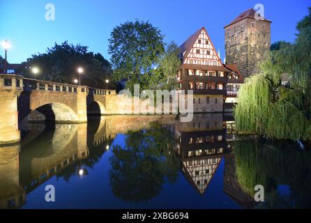 Nürnberg Stadtbild bei Nacht. Blick auf Weinstadel und Maxbrücke Brücke, Wasserturm in der Altstadt Nürnberg, Deutschland. Stockfoto