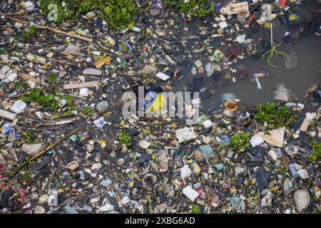 West Bandung Regency, Indonesien. Juni 2024. Ein Offizier schwamm, um Plastikmüll zu beseitigen, der sich am 12. Juni 2024 im Citarum River in Batujajar, West Bandung Regency, West Java, Indonesien, angesiedelt hat. Auf der Grundlage des Umwelt- und Hygienedienstes der Provinz West Java, Aufzeichnungen über Abfälle, die seit Freitag, dem 7. Juni 2024 im Gebiet des Citarum Batujajar im Fluss stecken geblieben sind, die 3 Kilometer lange und 60 Meter breite Menge an Kunststoffabfällen könnte schätzungsweise mehr als 100 Tonnen erreichen. (Foto: Dimas Rachmatsyah/SIPA USA) Credit: SIPA USA/Alamy Live News Stockfoto