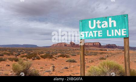 Primitives hölzernes Schild der Utah State Line am Rande des Monument Valley Navajo National Land mit wunderschönen Sandsteinfelsen und Panoramablick. Stockfoto