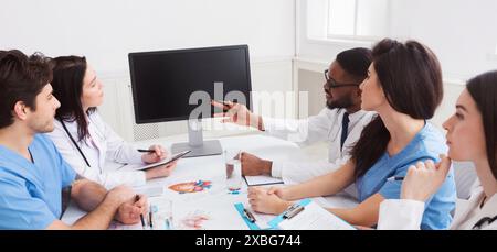 Ärzte in Vortrag und Notizen im Tagungsraum Stockfoto