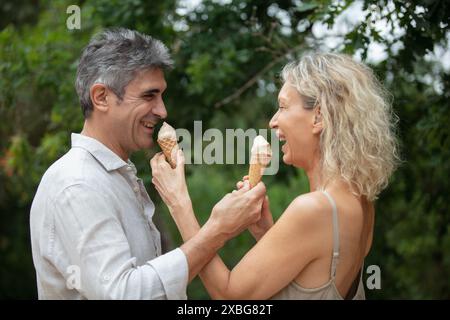 Glückliches romantisches reifes, attraktives Paar mittleren Alters genießt ein Eis Stockfoto