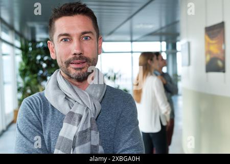 Potrait eines Mannes in einem kooperierenden Raum Stockfoto