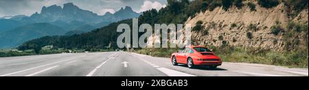 Porsche 911 Carrera 2 Coupe In Rot In Bewegung Auf Der Spanischen Autobahn Freeway Road. Stockfoto