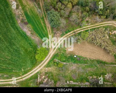 Luftaufnahme der grünen Felder in der Nähe von Viver im Frühjahr (Berguedà, Barcelona, Katalonien, Spanien) ESP: Vista aérea de campos verdes cerca de Viver en primavera Stockfoto