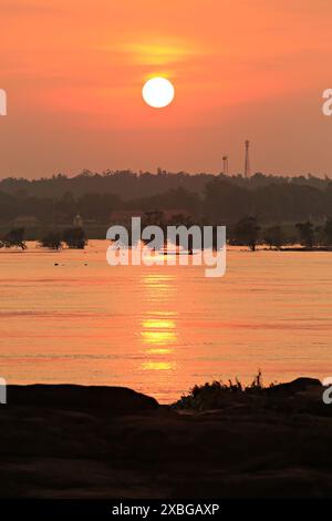 Landschaftlicher Sonnenuntergang am zweifarbigen River View Point. Touristenattraktion in Khong Chiam Provinz Ubon Ratchathani, Thailand Stockfoto