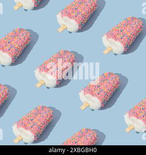 Trendiges Sonnenlicht-rosa glasiertes Eis-Eis-Eis-Muster auf hellblauem Hintergrund. Minimales Sommerkonzept. Eisästhetik. Stockfoto