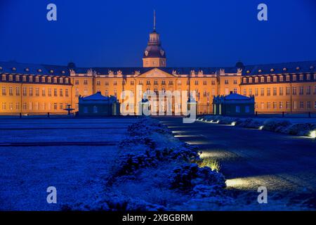 Geographie / Reise, Deutschland, Baden-Wuerttemberg, Schloss Karlsruhe bei Schnee, Vorderansicht, blaue Stunde, ZUSÄTZLICHE-RIGHTS-CLEARANCE-INFO-NOT-AVAILABLE Stockfoto