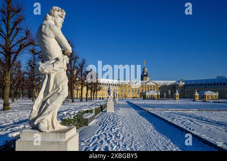 Geographie / Reise, Deutschland, Baden-Württemberg, Statue auf dem Schlossplatz, Schnee, Karlsruhe, ADDITIONAL-RIGHTS-CLEARANCE-INFO-NOT-AVAILABLE Stockfoto