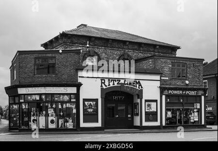 Das Ritz Cinema in Westgate, der Marktstadt Thirsk, North Yorkshire, England, Großbritannien. Heute von Freiwilligen betrieben und 1912 in ein Kino umgewandelt. Stockfoto