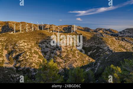 Windpark Baix Ebre und Gebirgszug Cardó - El Boix an einem Wintermorgen (Baix Ebre, Tarragona, Katalonien, Spanien) ESP: Parque eólico del Baix Ebre Stockfoto