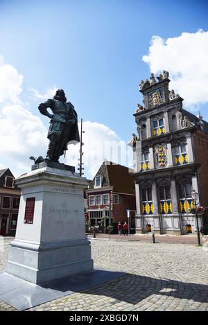 Hoorn, Niederlande. Juni 2024. Die Statue von Jan Pietszoon Coen auf dem Marktplatz in Hoorn. Hochwertige Fotos Stockfoto