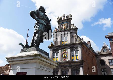 Hoorn, Niederlande. Juni 2024. Die Statue von Jan Pietszoon Coen auf dem Marktplatz in Hoorn. Hochwertige Fotos Stockfoto