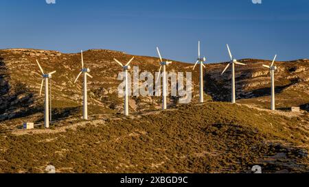 Windpark Baix Ebre und Gebirgszug Cardó - El Boix an einem Wintermorgen (Baix Ebre, Tarragona, Katalonien, Spanien) ESP: Parque eólico del Baix Ebre Stockfoto