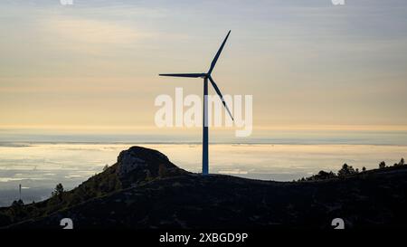 Windpark Baix Ebre und Gebirgszug Cardó - El Boix an einem Wintermorgen (Baix Ebre, Tarragona, Katalonien, Spanien) ESP: Parque eólico del Baix Ebre Stockfoto