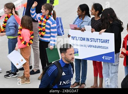 Stuttgart, Deutschland. Juni 2024. Fußball: Europameisterschaft, Gruppe D, Belgien, Ankunft am Flughafen: Belgiens Cheftrainer Domenico Tedesco verlässt das Flugzeug bei Ankunft in Stuttgart. Quelle: Bernd Weißbrod/dpa/Alamy Live News Stockfoto